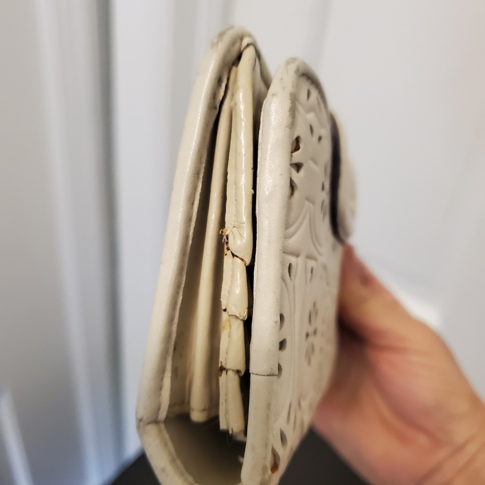 Coach White Leather Snap Close Bifold Wallet - Picture 3 of 12